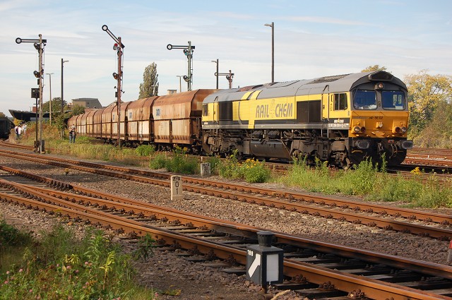 Rail4Chem 6602 mit einem Kohlezug bei der Ausfahrt in Zeitz; 03.10.2010 (Foto: Dampflok015)