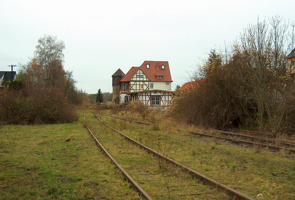 Restliche Gleisanlagen im Bahnhof Bad Bibra. Im Hintergrund das ehemalige Empfangsgebude; 15.11.2009