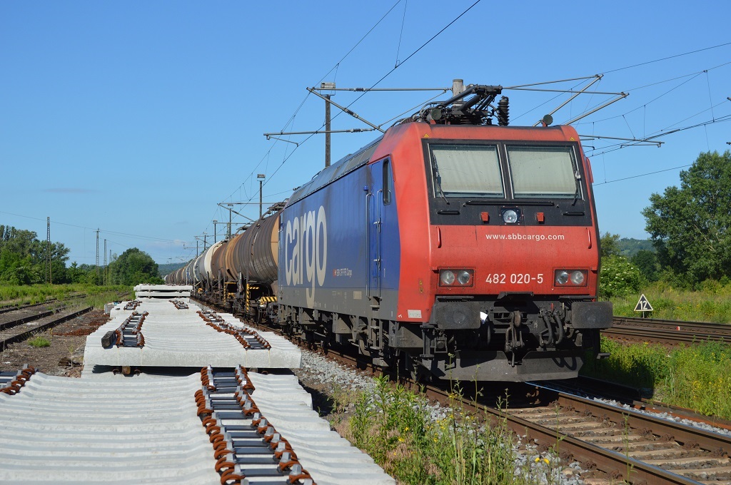 SBB Cargo 782 020-5 stand am 22.06.2013 mit einem Kesselwagenzug abgebgelt in der berholung in Naumburg Hbf.