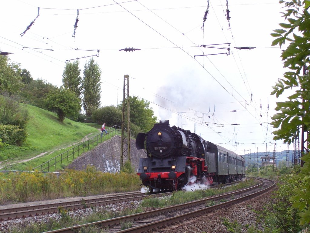 TG 50 3708-0 bei der Ausfahrt in Naumburg Hbf. Sie bringt den  Salzland-Express  vom vom Freyburger Winzerfest kommend zurck nach Schnebeck; 14.9.2008