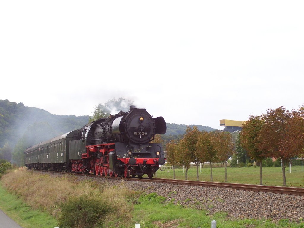 TG 50 3708-0 mit dem DPE 91933 von Schnebeck zum Winzerfest in Freyburg, bei der Durchfahrt in Wangen am 14.9.2008.