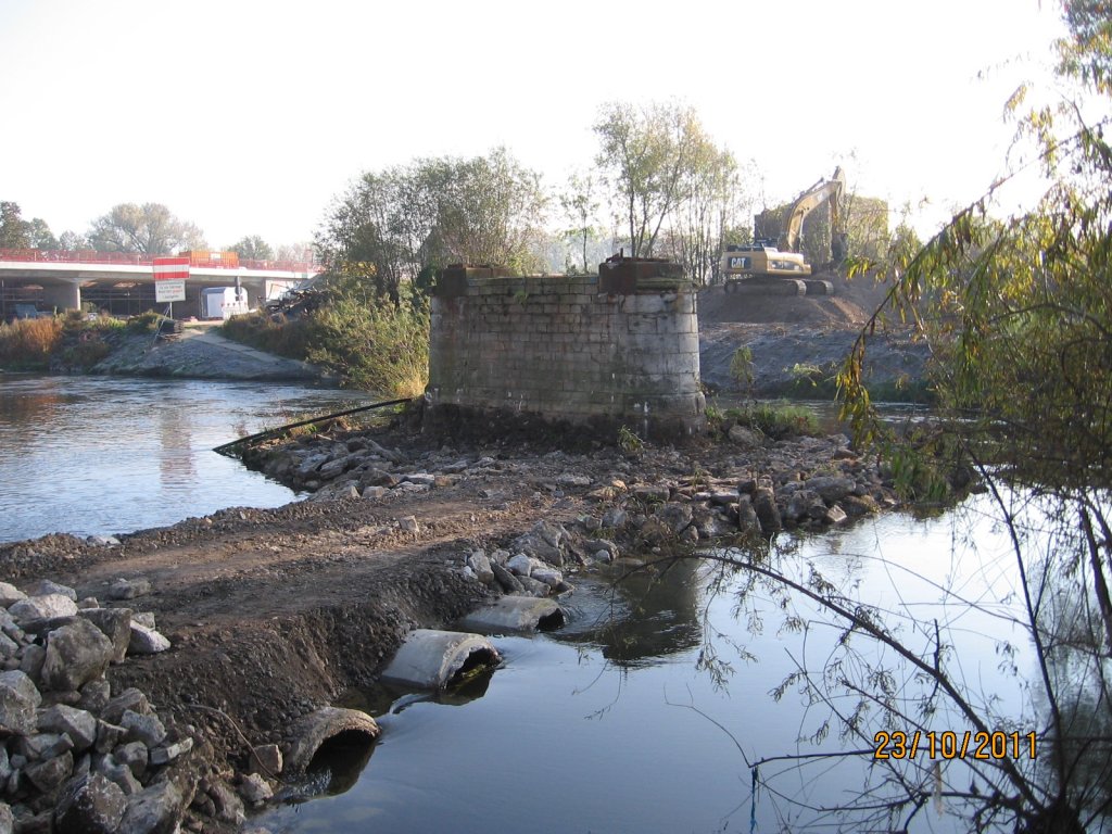 Um auch noch den Stompfeiler der alten Saalebrcke in Robach abzureien wurde das Flussbett der Saale aufgeschttet; 21.10.2011 (Foto: Hans Grau)