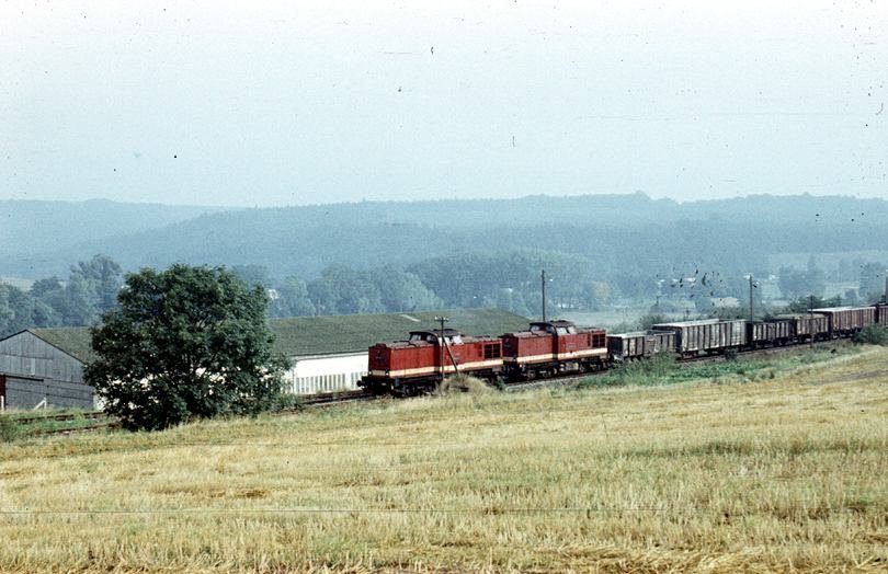 V100 Doppeltraktion mit einem Nahgterzug nach Lossa, in Hhe des damaligen Gleisanschlusses der VEB Getreidewirtschaft Nebra in Bad Bibra; September 1980 (Foto: Klaus Pollmcher)