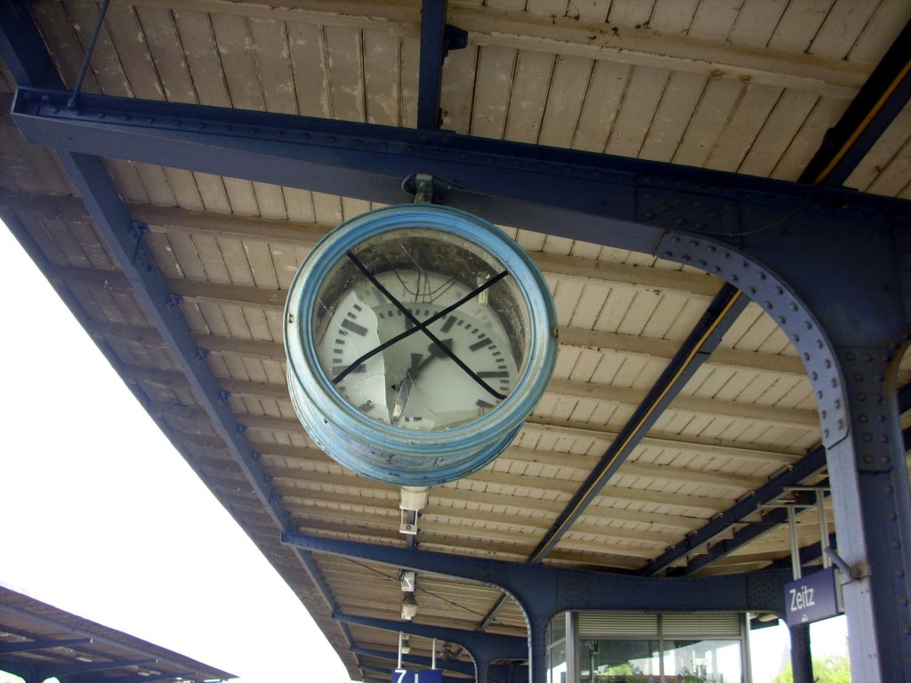 Vergleichsbild: Die Bahnhofsuhr am Gleis 7 in Zeitz am 02.05.2011