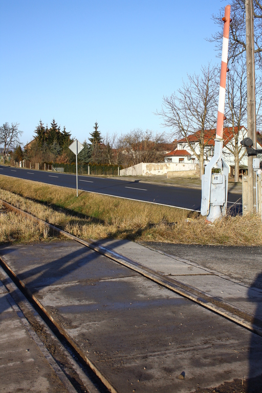 Vermutlich hat die DRE den Bahnbergang an einem Feldweg in Nausitz vom Bewuchs gereinigt; 14.01.2012. (Foto: Michael Rathmann)