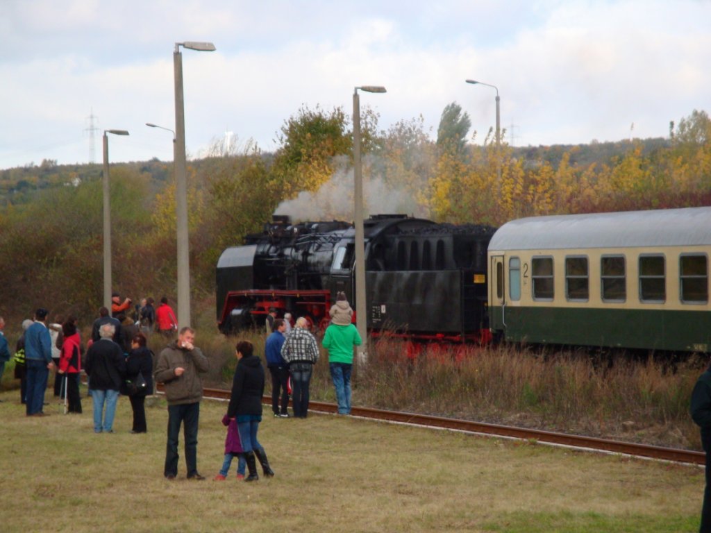 Zahlreiche Besucher bestaunten die 50 3501 vom Dampflokwerk Meiningen, mit dem Sonderzug aus Eisenach; 24.10.2010 (Foto: Gnther Gbel)