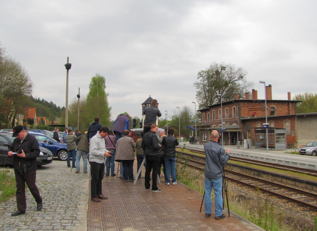 Zahlreiche Eisenbahnfans und Hobbyfotografen erwarteten am 01.05.2013 im Bf Nebra auf die Ferkeltaxen, die auf Fotosonderfahrt aus Karsdorf nach Nebra unterwegs waren.