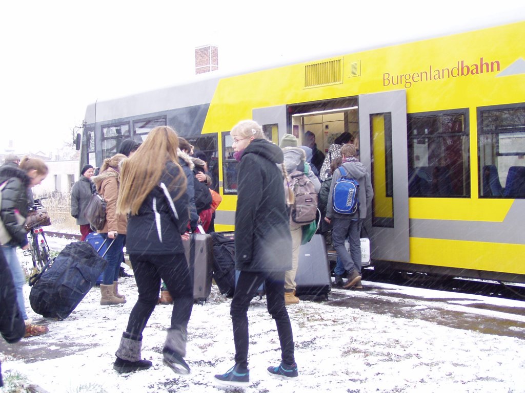 Zahlreiche Schler der Klosterschule in Roleben nutzten am 21.12.2012 die von der IG Unstrutbahn e.V. extra bestellten Sonderzge der Burgenlandbahn, um die Heimreise ab Roleben ber die Unstrutbahn antreten zu knnen. (Foto: Hannes Petereit)