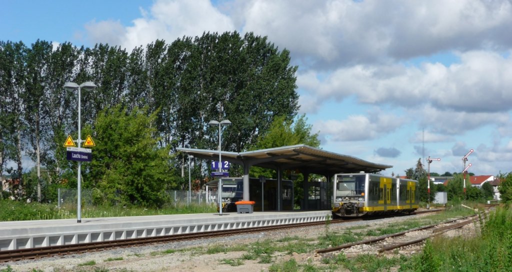 Zugkreuzung im Bf Laucha. Links die RB 34867 (Wangen - Naumburg Ost) und rechts die RB 34866 (Naumburg Ost - Wangen) am modernisierten Bahnsteig; 21.07.2012 (Foto: Klaus Pollmcher)