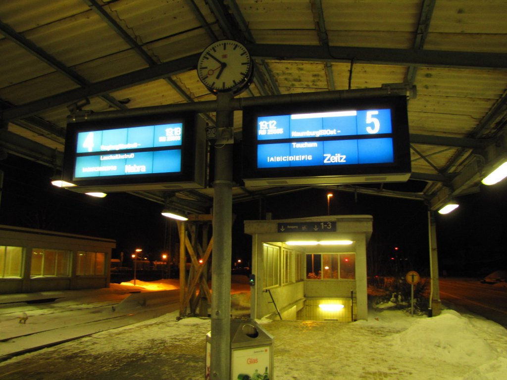 Zugzielanzeiger an Gleis 4 und 5 in Naumburg (S) Hbf. Der rechte Zugzielanzeiger sollte eigentlich die letzte RB nach Zeitz ankndigen, die dann witterungsbedingt ausgefallen ist; 10.12.2010