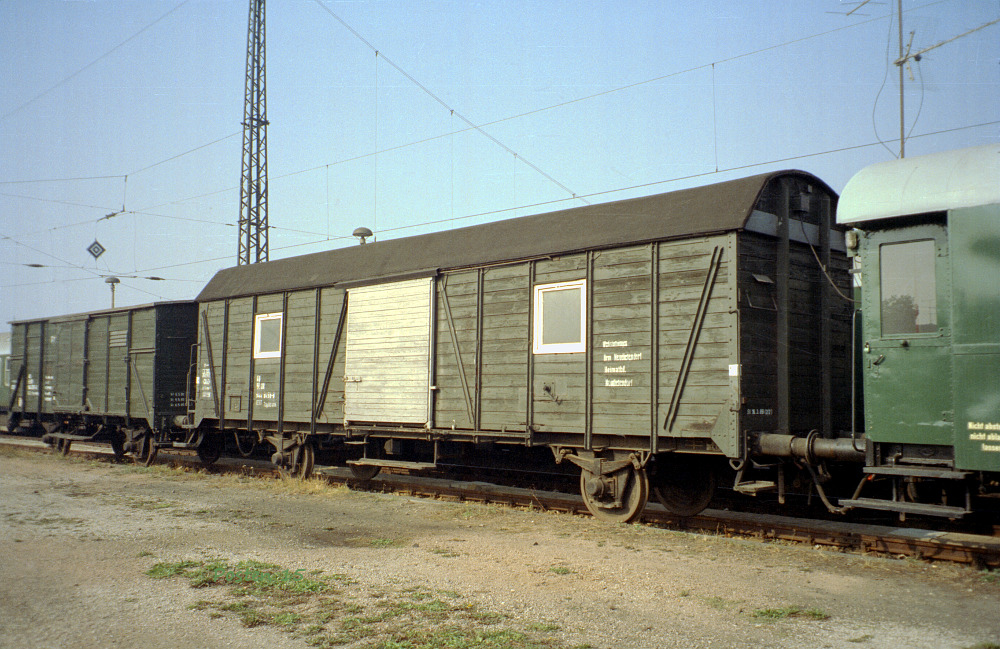 Abgestellte Bauzugwagen im Oktober 1991 in Naumburg Hbf. (Foto: Jrg Berthold)