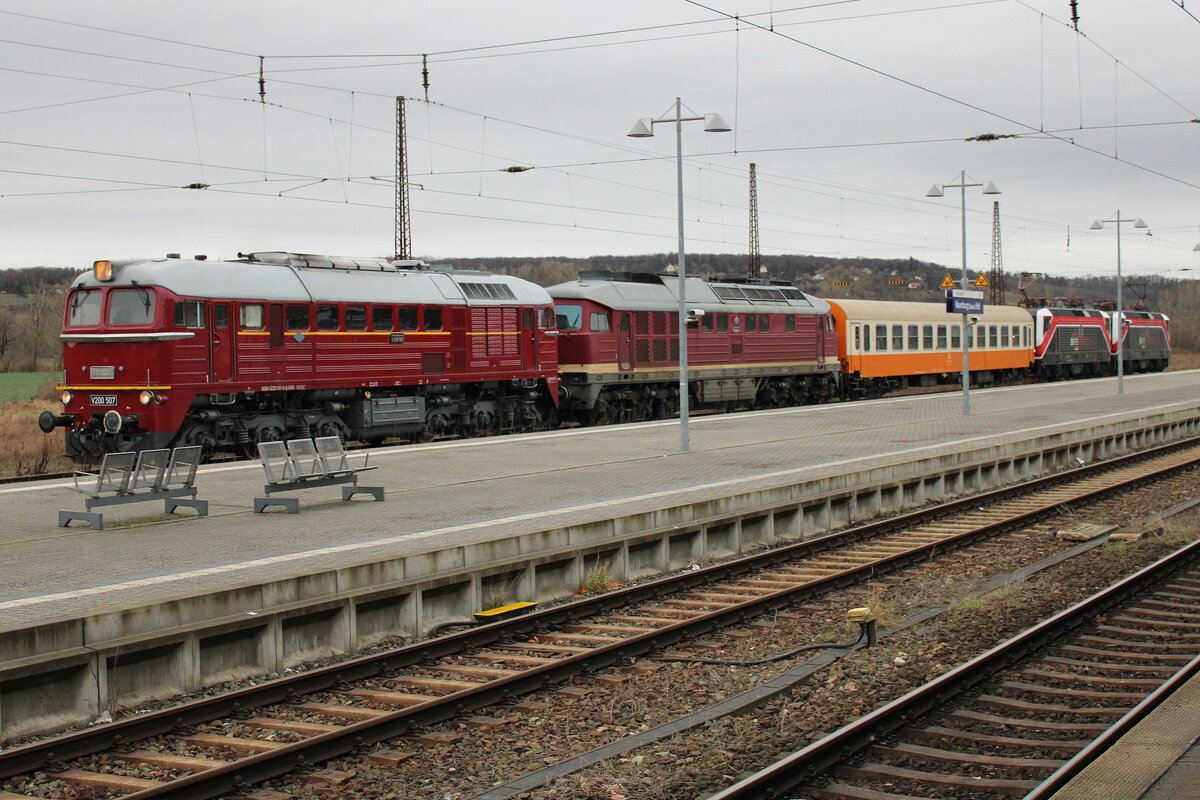 Am 02.01.2024 stand die EBS V200 507 mit der 132 334, dem D-EBS 56 80 21-80 084-8 Bom und den FWK-Loks 143 056 + 143 124 in Naumburg (S) Hbf. Whrend die V300 und der StdteExpresswagen nach Karsdorf berfhrt wurden, fuhren die beiden 143er wenig spter Richtung Bad Ksen.