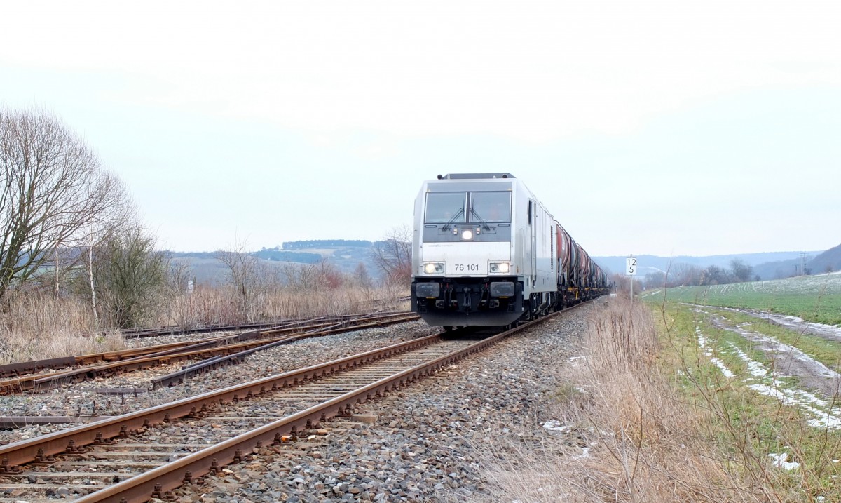 Am 03.02.2014 war erstmals eine TRAXX Lok der Baureihe 285 auf der Unstrutbahn unterwegs. Die fr die InfraLeuna im Testeinsatz fahrende 76 101 (92 88 0076 101-9 B-BTK) brachte Kesselwagen nach Karsdorf. Hier zu sehen bei der Einfahrt in Laucha. (Foto: Heiko Kern)