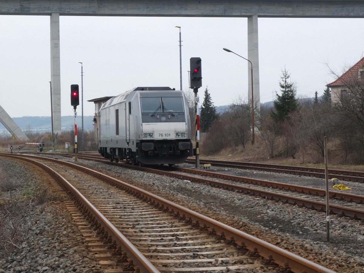 Am 03.02.2014 war erstmals eine TRAXX Lok der Baureihe 285 auf der Unstrutbahn unterwegs. Die fr die InfraLeuna im Testeinsatz fahrende 76 101 (92 88 0076 101-9 B-BTK) brachte Kesselwagen nach Karsdorf und nahm auch wieder welche bei der Rckfahrt nach Leuna mit. Hier zu sehen beim umsetzen in Karsdorf Bbf. (Foto: Heiko Kern)