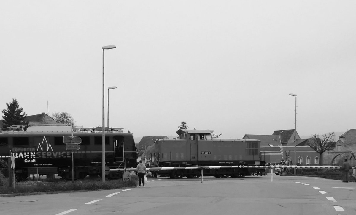 Am 03.04.2017 durchfuhr die EBS 106 250-4 mit der EBS 140 815-2 Laucha in Richtung Naumburg. (Foto: Gnther Gbel)
