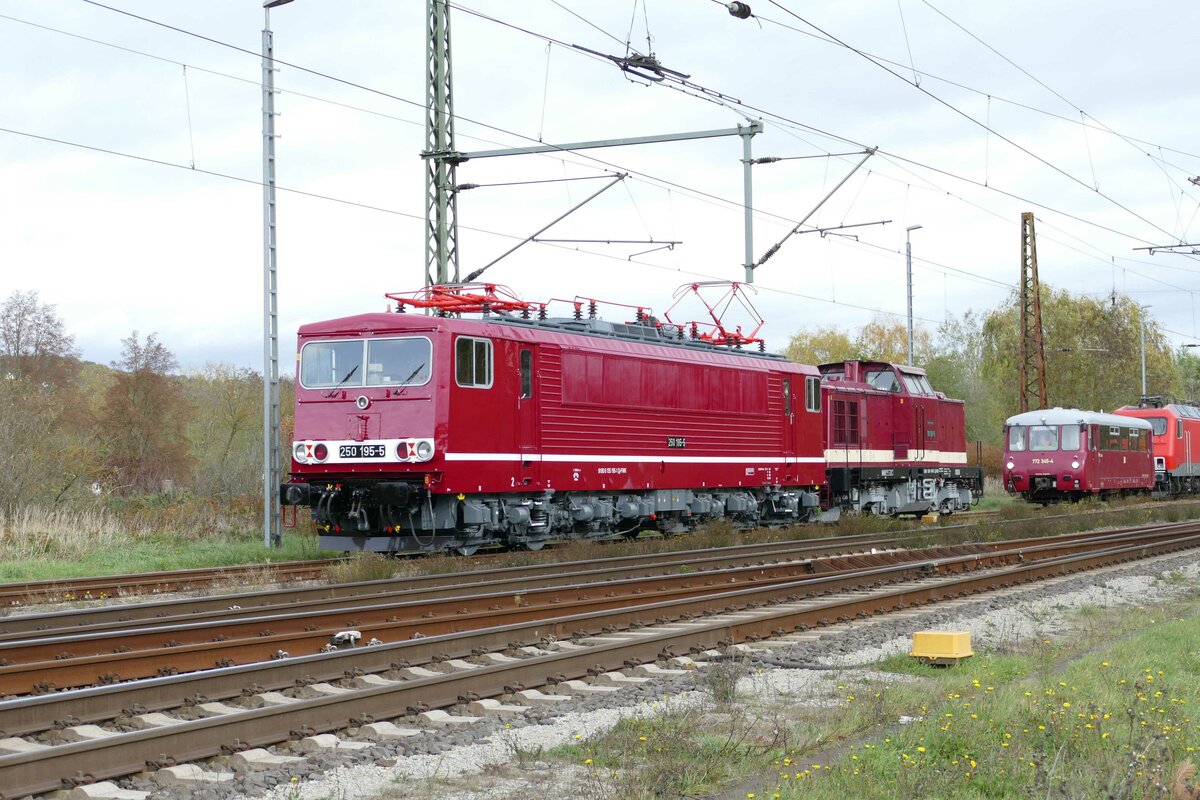 Am 07.11.2022 hat die EBS 110 001-5 hat die frisch lackierte FWK 250 195-5 von Karsdorf nach Naumburg (S) Hbf überführt. Dort wurde sie schon von zwei anderen Vertretern der DR erwartert... (Foto: Wolfgang Krolop)