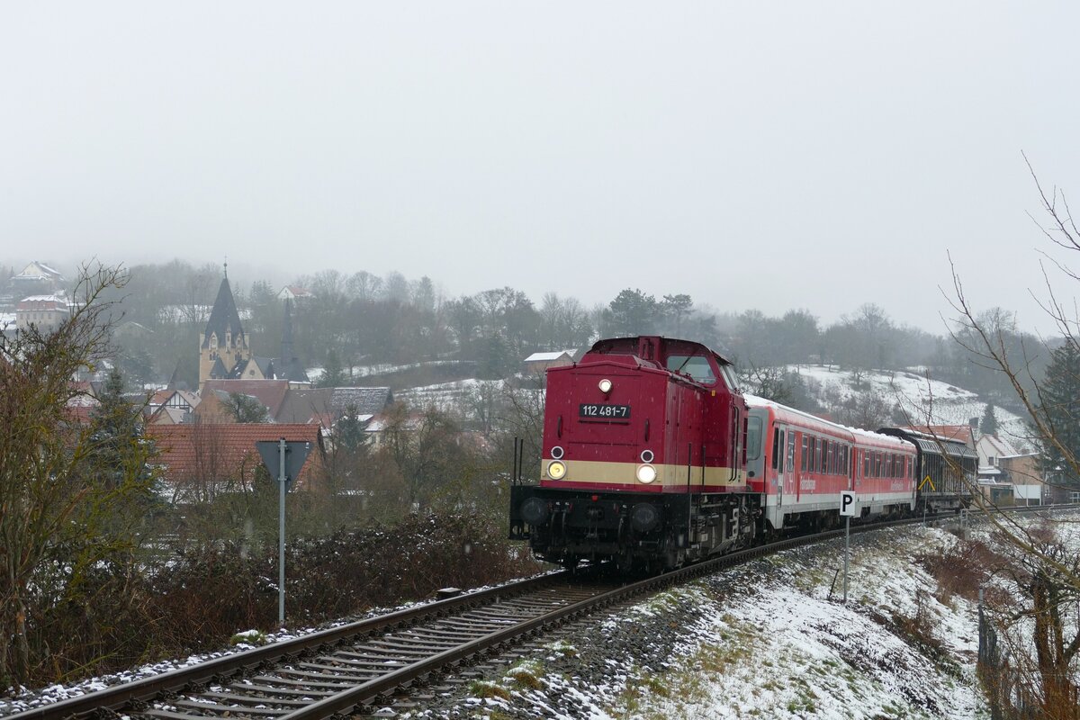 Am 08.03.2023 überführte die MaS 112 481-7 den ex. DB 628 256 als DGS 92610 von Karsdorf nach Leipzig Hbf. Wolfang Krolop fotografierte den Zug in Roßbach.