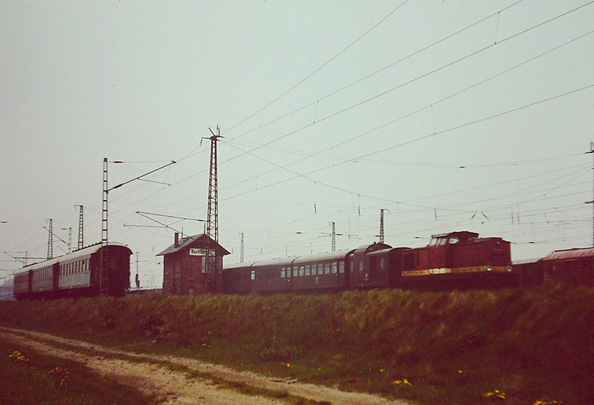 Am 08.05.1980 fotografierte Klaus Pollmcher diese V100 mit Bag Wagen im Bereich der damaligen Wagenwsche am Westkopf von Naumburg Hbf.