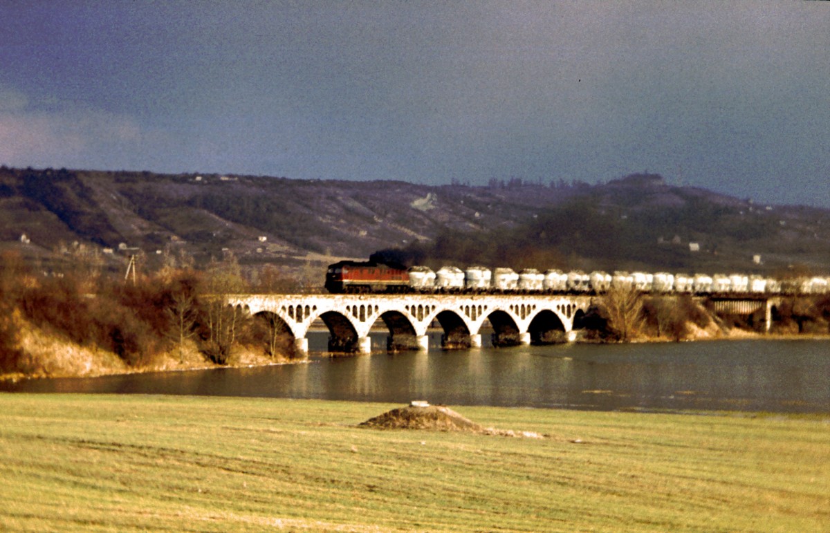 Am 12.02.1981 zog diese V300 den Dg 583100 von Wilkau-Halau zum Zementwerk Karsdorf ber das Unstruthochwasserviadukt bei Kirchscheidungen. (Foto: Klaus Pollmcher)