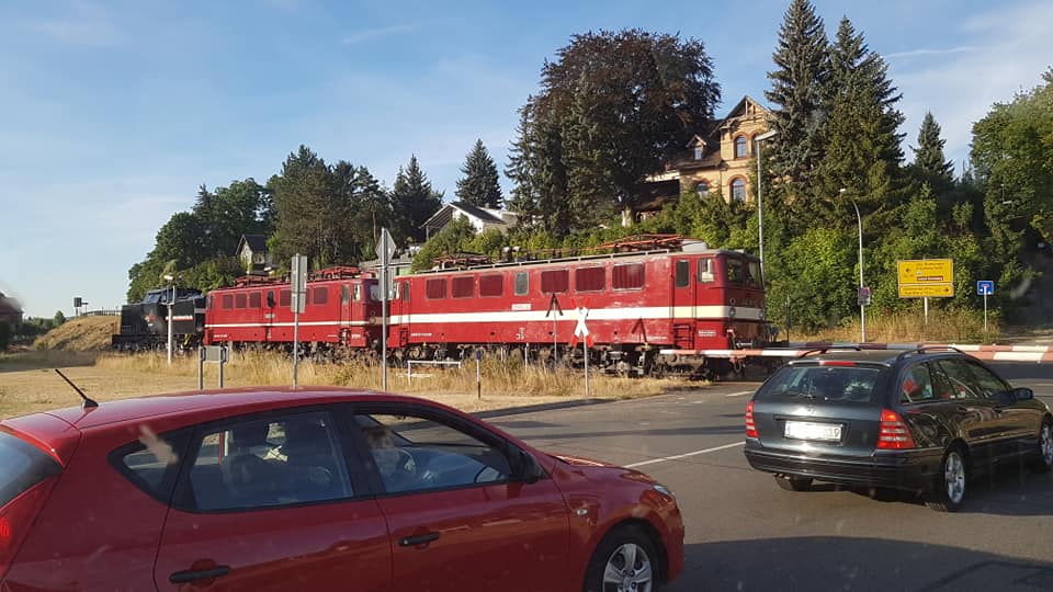 Am 13.08.2018 war die EBS 202 xxx in Freyburg mit den E-Loks 142 145-2 und 142 110-6 vom Fahrzeugwerk Karsdorf in Richtung Naumburg unterwegs. (Foto: Martin P. Schumann)
