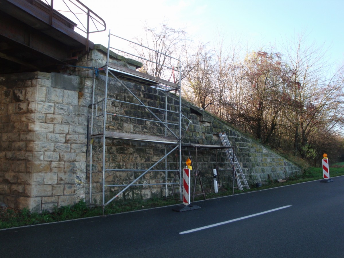 Am 13.11.2013 wurde durch eine Erfurter Firma im Auftrag der DB die Sttzmauer an der Finnebahnbrcke zwischen Laucha und Golzen repariert. (Foto: Gnther Gbel)