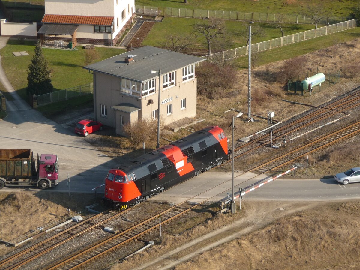 Am 16.02.2011 fotografierte der Kranführer Frank Zimmermann aus dem Liebherr 280-EC-H die EBS 228 757-1 auf Rangierfahrt am Stellwerk W4 in Karsdorf. 