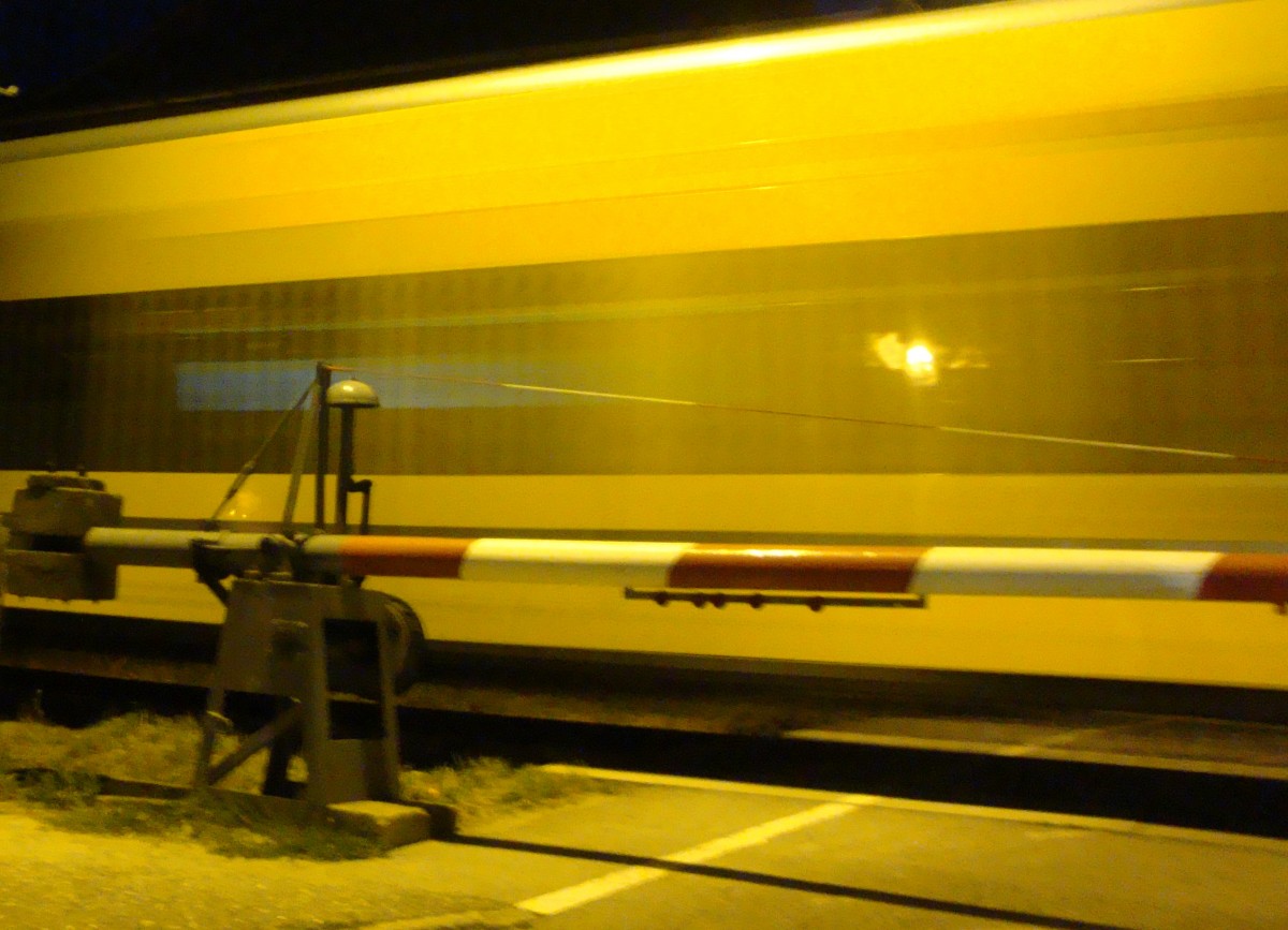 Am 16.07.2009 fotografierte Gnther Gbel am Bahnbergang in Laucha einen 672er der Burgenlandbahn, der als Leerzug von Nebra nach Naumburg Hbf unterwegs war. (Foto: Gnther Gbel)