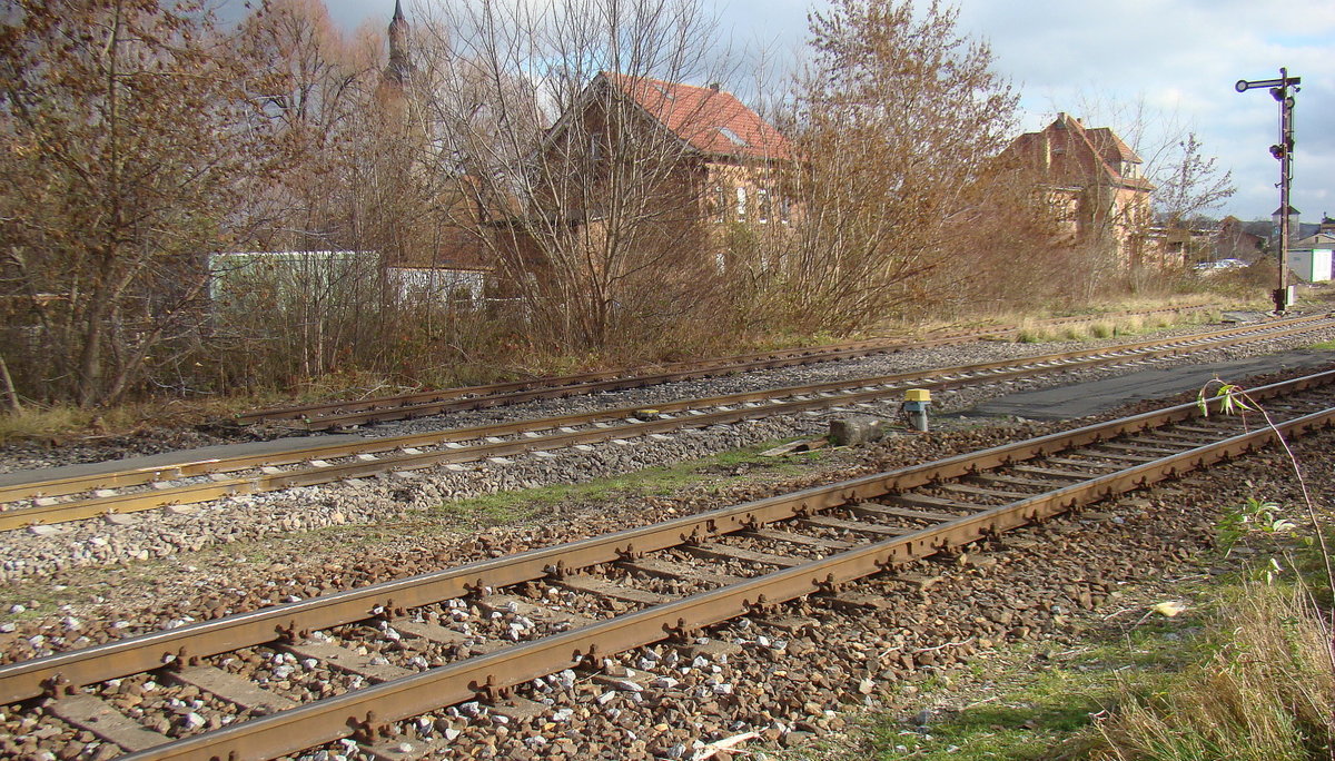 Am 16.11.2015 war die Verbindungsweiche zum ehem. Gleis 5 in Laucha bereits Geschichte. Seit dem besitzt der Bahnhof nur noch zwei Durchfahrtsgleise mit 2 Weichen. (Foto: Günther Göbel)