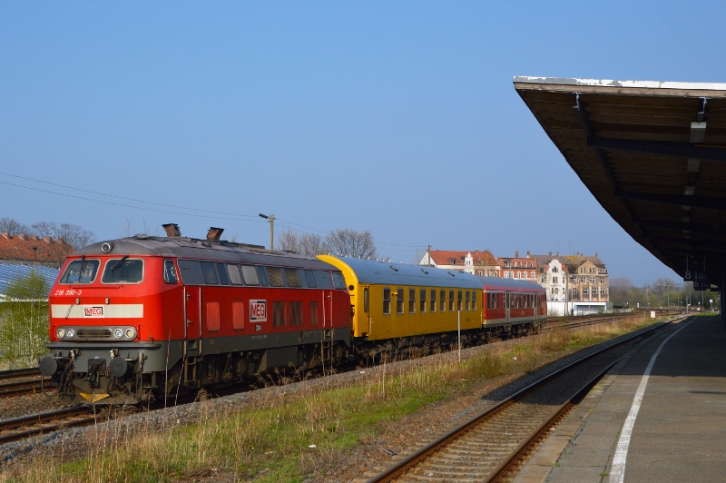 Am 17.04.2018 war auf der Srecke Leipzig - Gera - Saalfeld und zurck ein Messzug unterwegs. MEG 218 390-3 schiebt den DbZ 91826 Saalfeld (Saale) - Leipzig Hbf via Gtergleis durch Zeitz Pbf.