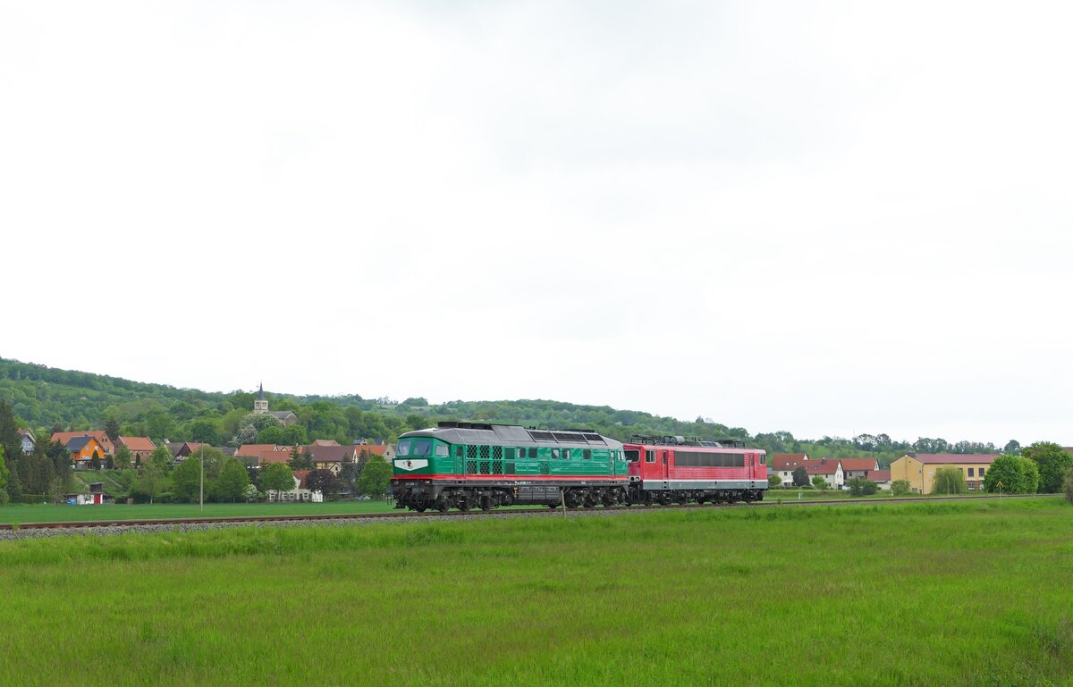 Am 17.05.2023 war die FWK 241 008-2 zusammen mit einer FWK 155er in Kleinjena unterwegs von Karsdorf nach Naumburg (S) Hbf. Die 241 008-2 ist seit Mai neu im Bestand. (Foto: Wolfgang Krolop)