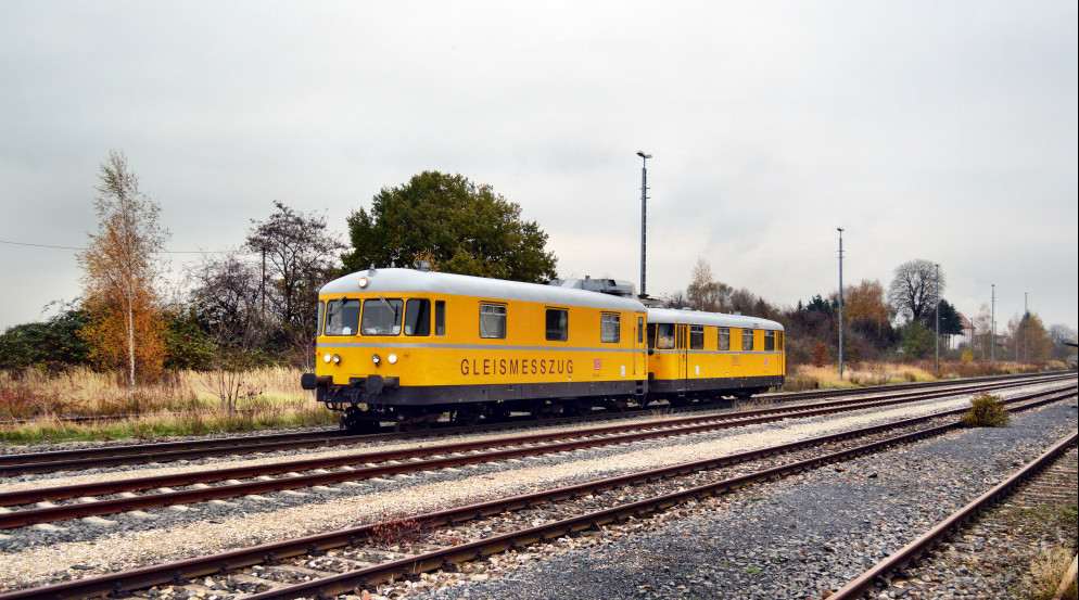 Am 19.11.2013 waren DB Netz Instandhaltung 726 003-7 + 725 003-8 als NbZ 95800 von Zeitz nach Grokorbetha unterwegs, hier zu sehen in Teuchern.