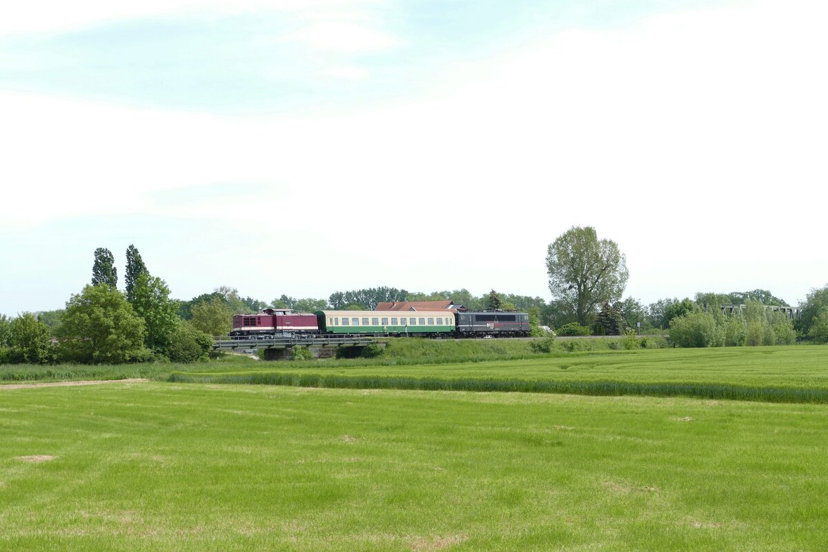 Am 22.05.2023 überführte die EBS 110 001-5 bei Roßbach einen Reisezugwagen und eine EBS 155er nach Karsdorf. (Foto: Wolfgang Krolop)