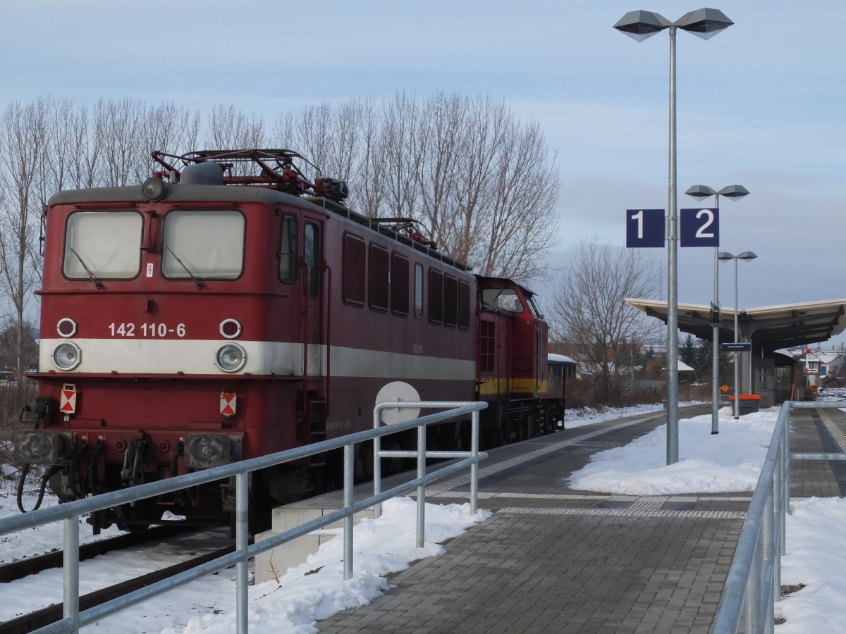 Am 28.01.2014 wurde die EBS 142 110-6 von  der EBS V 100-122 nach Karsdorf gebracht, hier zusehen bei der Durchfahrt in Laucha. (Foto: Heiko Kern)