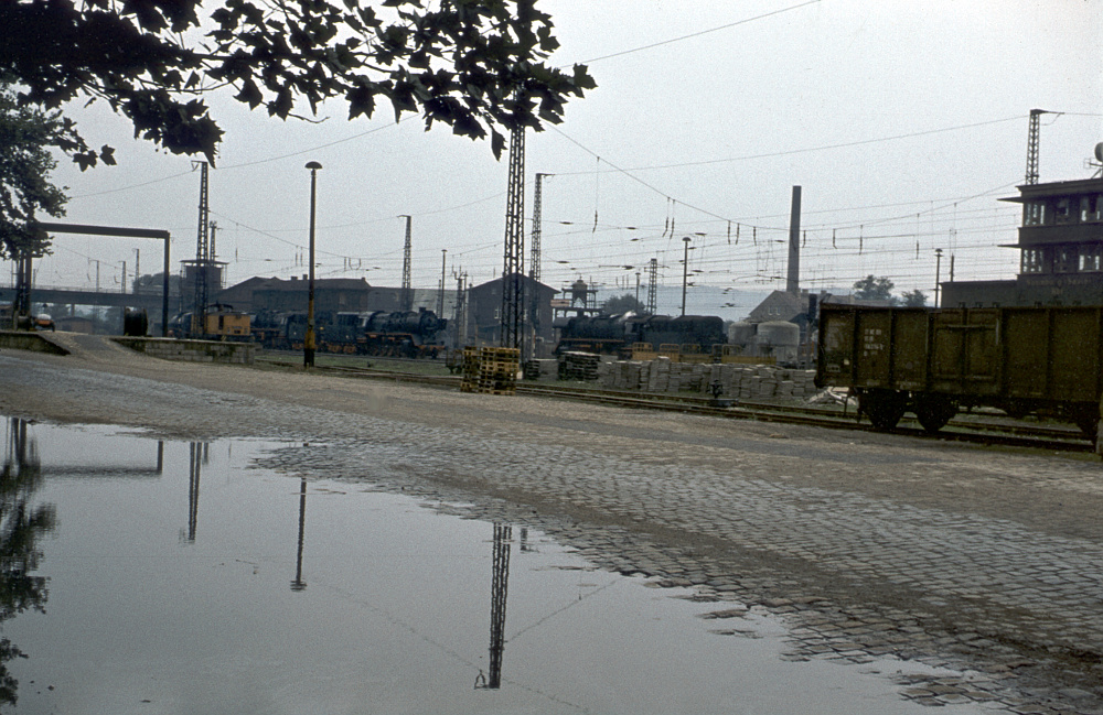 Anfang der 80er Jahr fotografierte der Bruder von J. Berthold im Bereich des heutigen Busbahnhofs in Naumburg Hbf. Zusehen ist eine V60, zwei Dampfloks der BR 50 und eine ölgefeuerte Dampflok der BR 44.