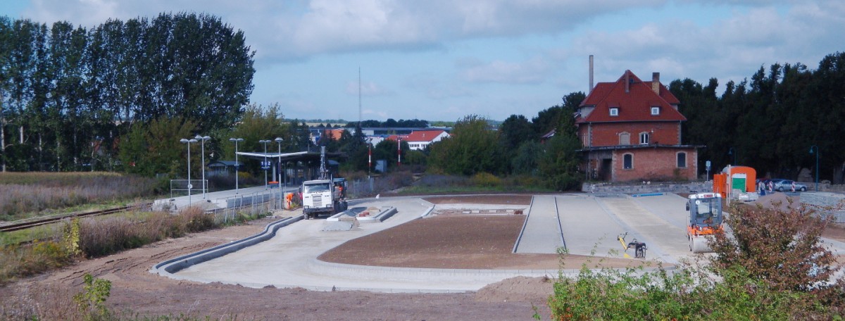 Baufortschritt der neuen Bahn-Bus-Schnittstelle, am 17.09.2013 am Lauchaer Bahnhof. (Foto: Gnther Gbel)