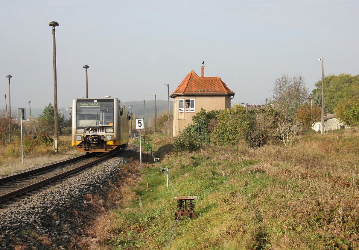 Burgenlandbahn 672 907 als RB von Wangen (U) nach Naumburg (S) Ost, am 31.10.2014 bei der Ausfahrt aus dem Bahnhof Vitzenburg. (Foto: Wolfgang Krolop)