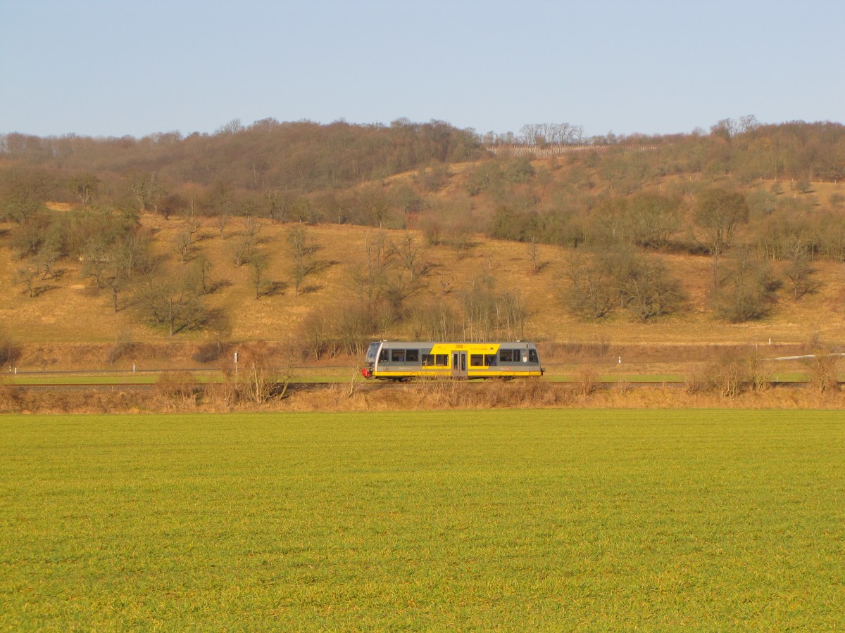 Burgenlandbahn 672 911 als RB 34869 von Nebra nach Naumburg Ost, am 28.02.2015 bei Kleinjena.