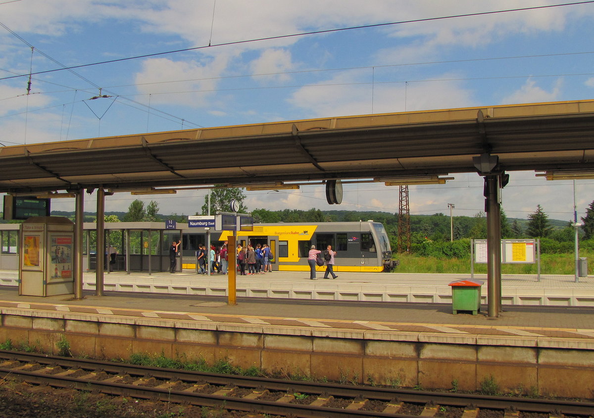 Burgenlandbahn 672 912 als RB 34871 von Nebra nach Naumburg Ost, am 14.06.2016 beim Halt in Naumburg Hbf.