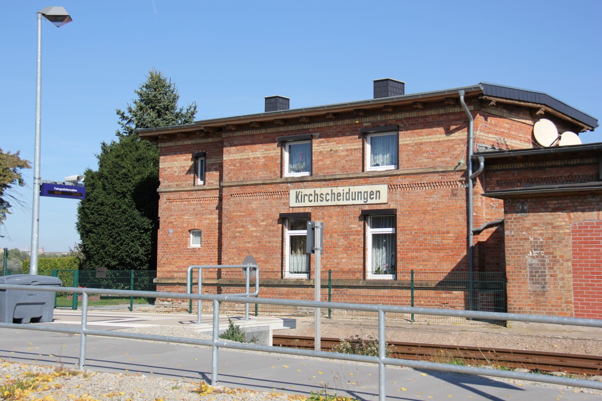 Das Bahnhofsgebude von Kirchscheidungen am 29.09.2013. (Foto: Wolfgang Krolop) 