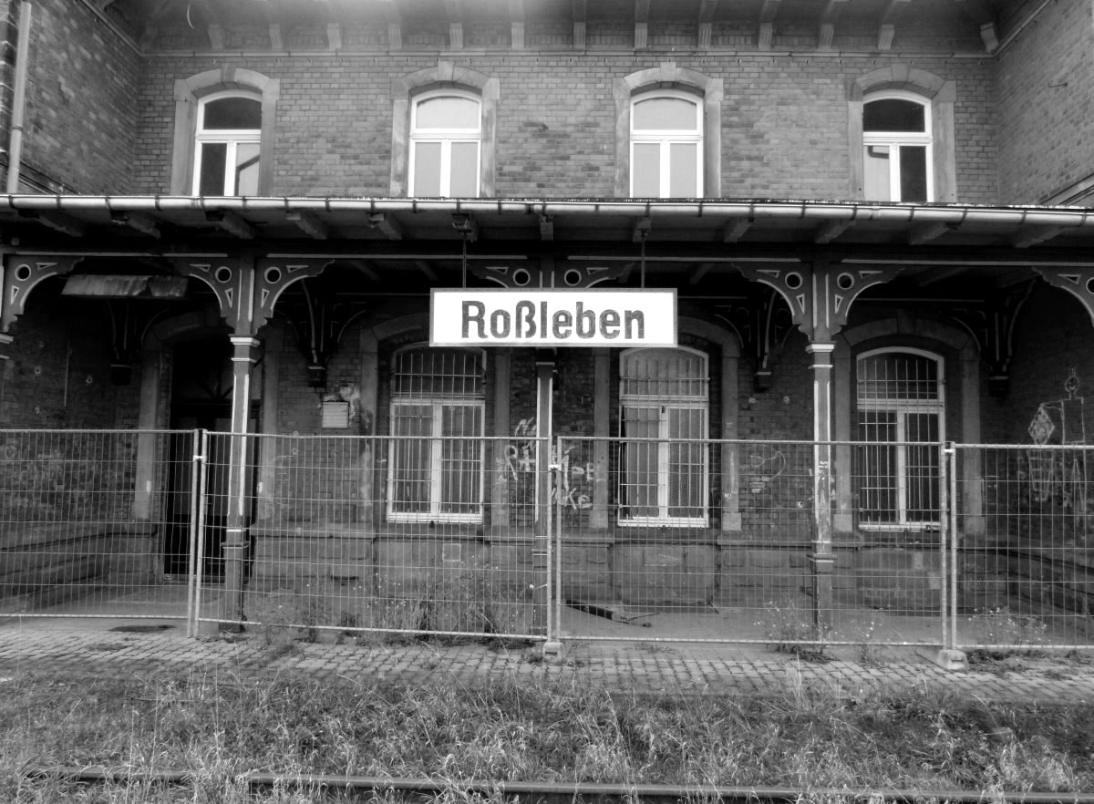 Das Bahnhofsgebude von Roleben am 16.11.2013.