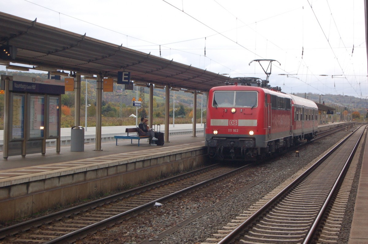 DB 111 162 mit einem n-Wagen Richtung Bad Ksen, am 18.10.2013 beim Halt in Naumburg Hbf. (Foto: dampflok015)
