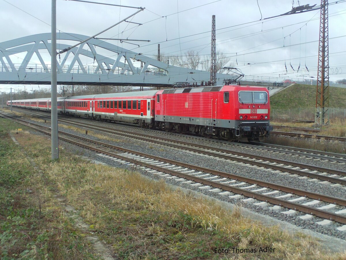 DB 143 012 als Schlusslok am DLr 72168 von Leipzig-Engelsdorf nach Stuttgart Hbf, am 02.02.2022 in Naumburg Hbf. Dabei wurden ehemalige  Mnchen-Nrnberg-Express  Wagen berfhrt. (Foto: Thomas Adler)