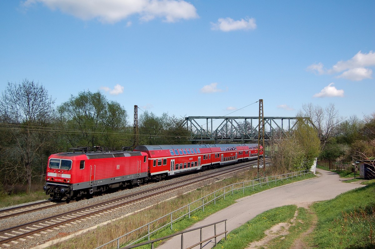 DB 143 098 mit einem Lr aus Halle (S) Hbf, am 16.04.2014 bei der Einfahrt in Naumburg Hbf. Der Zug verkehrt dann als RB 26270 zurück nach Halle. (Foto: dampflok015)