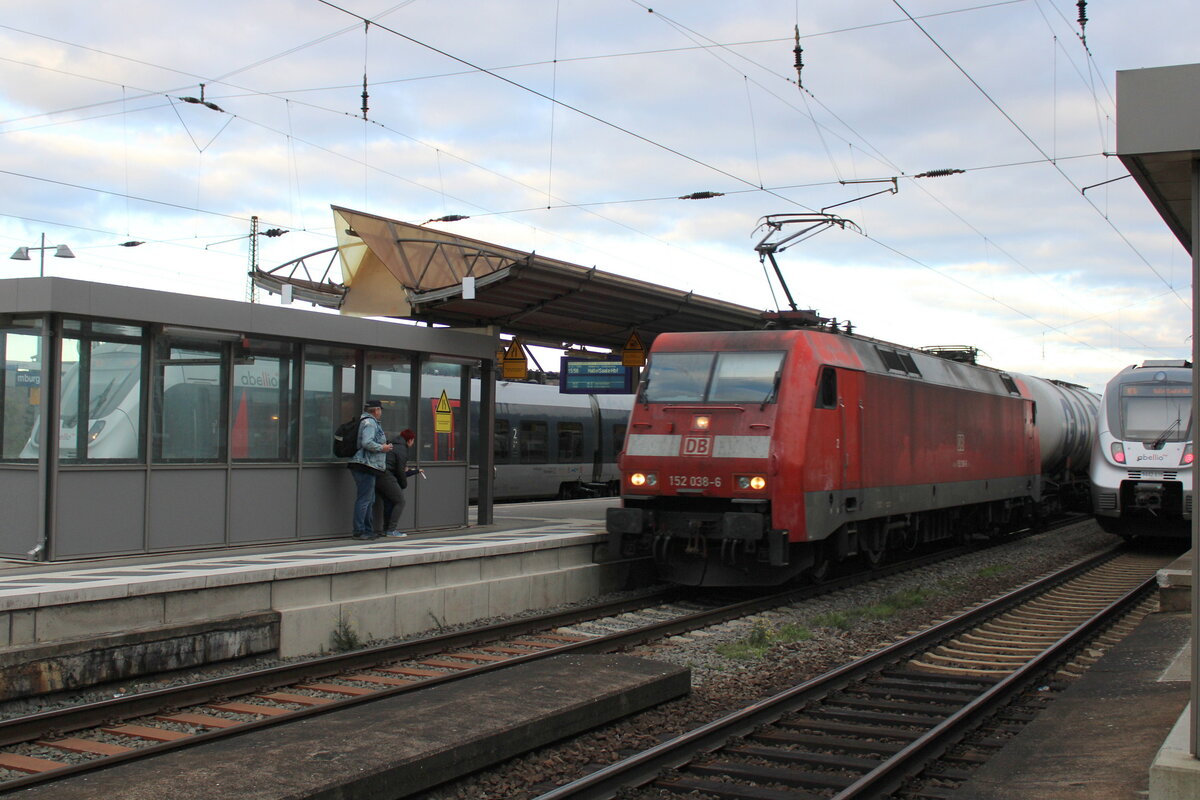 DB 152 038-6 mit Kesselwagen Richtung Bad Ksen, am 12.11.2023 in Naumburg (S) Hbf.