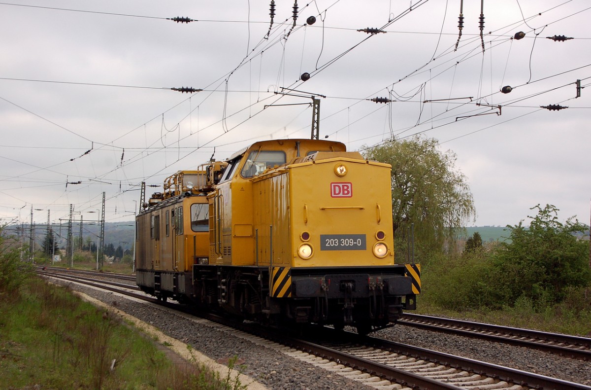 DB 203 309-0 + 711 003 auf der Fahrt Richtung Leiling, am 16.04.2014 in Naumburg Hbf. (Foto: dampflok015)
