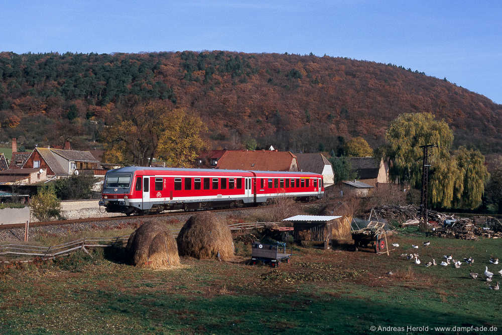 DB 628 596-6 als RB von Nebra nach Artern, am 16.11.2006 in Wangen. (Foto: Andreas Herold)