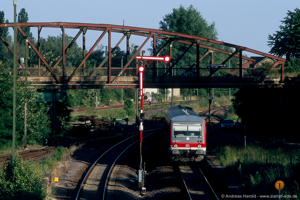 DB 628 599 als RB 26130 von Zeitz nach Weienfels, am 12.06.2006 in Deuben. (Foto: Andreas Herold)