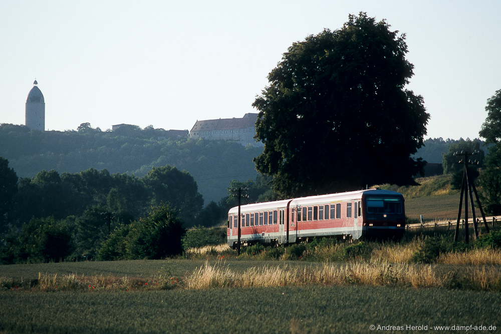 DB 628 605 als RB 26962 von Naumburg Hbf nach Artern, am 09.07.2006 zwischen Freyburg und Balgstdt. (Foto: Andreas Herold)