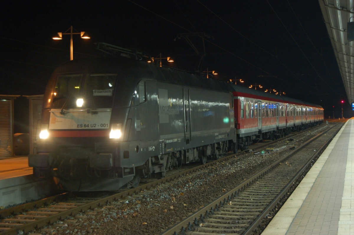 DB ES 64 U2-001 mit der RB 92828 nach Eisenach, am 11.11.2013 in Naumburg Hbf. Wegen Bauarbeiten zwischen Naumburg und Weienfels begann die RB auf Gleis 4 in Naumburg. (Foto: dampflok015)