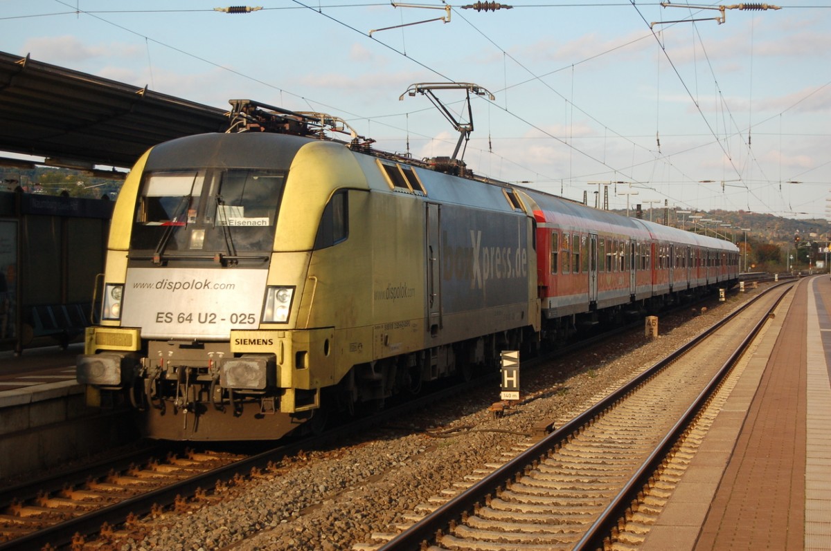 DB ES 64 U2-025 mit der RB 16326 von Halle (S) Hbf nach Eisenach, am 13.10.2013 in Naumburg Hbf (Foto: dampflok015)